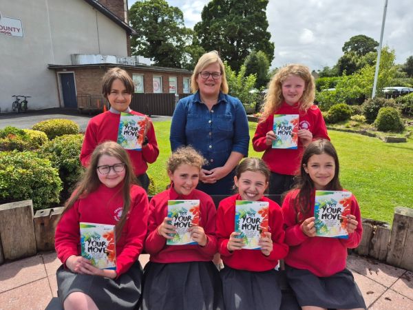P7 receive their SU NI 'It's Your Move' books